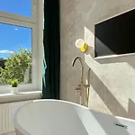 Seredino Relax Apartment- Romantic Escape With A Bathtub In The Bedroom, 5 Minutes To Old Town & Seaside Gdańsk