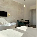 Seredino Relax Apartment- Romantic Escape With A Bathtub In The Bedroom, 5 Minutes To Old Town & Seaside Apartamento